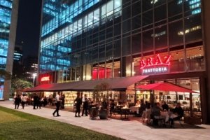 Com balcão convidativo, novo bar Lepos leva coquetelaria de qualidade para o Campo Belo