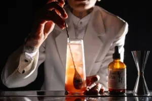 Ana Gumieri leva seu talento para o novo speakeasy Shiro Cocktail Bar, nos Jardins