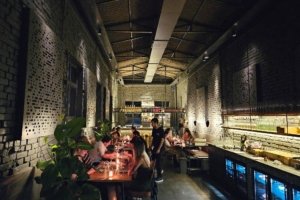 Donos do Koya88 inauguram o Krøzta, bar moderninho de instigante menu ítalo-asiático