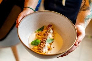 Tentadores sanduíches do Notorious Fish ganham convidativo endereço em Pinheiros