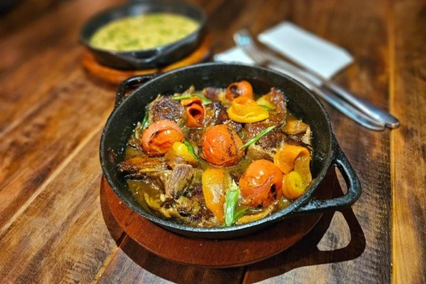 Refúgio atrai com cozinha brasileira de qualidade dentro de importadora de vinhos