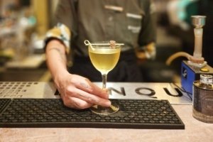 Bar Barouche sobressai com nova carta de coquetéis e menu do chef Rodrigo Felício