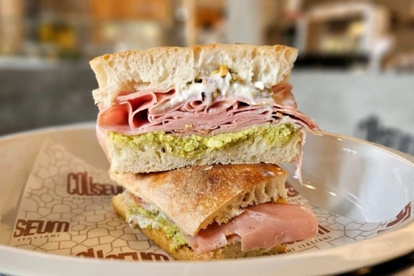 Novo Coliseum atrai com fartos panini à moda italiana numa simpática esquina de Pinheiros