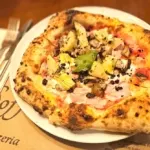 Soffio Pizzeria seduz com pizzas napolitanas autorais em simpática esquina do Campo Belo