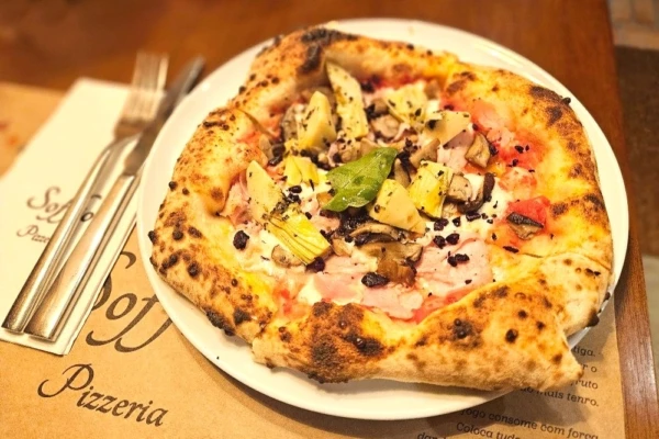 Soffio Pizzeria seduz com pizzas napolitanas autorais em simpática esquina do Campo Belo