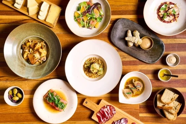 Chef Bel Coelho volta a brilhar na Vila Madalena com o restaurante Clandestina