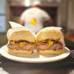 ChoriBar atrai com criativas e ótimas versões de choripán na Rua dos Pinheiros