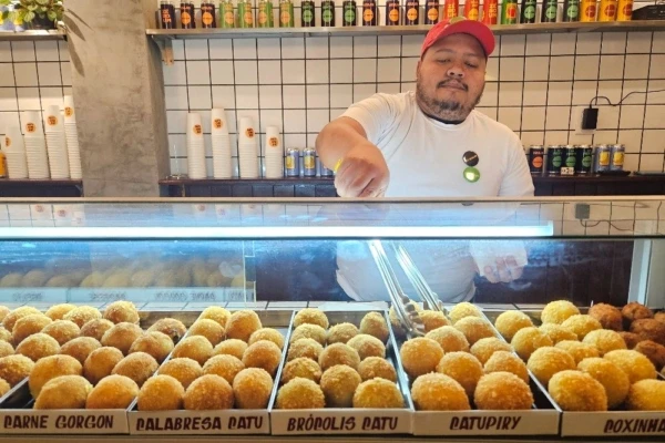 Rômulo Morente inaugura o Zé Bolim, boteco 'express' especializado em salgados de balcão