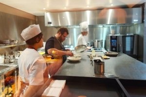 Dentro de uma floricultura, Raio que o Parta atrai com ótima coquetelaria na Barra Funda