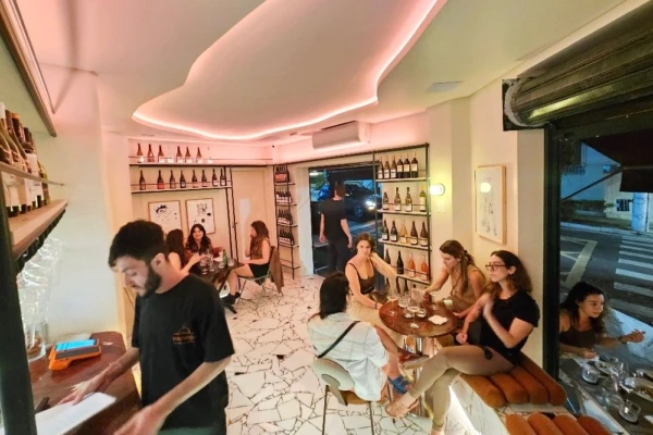 Vila Madalena ganha um pequeno grande bar de vinhos, o simpático Gnomo, na Rua Girassol