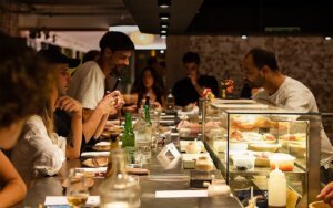 Bar Astor celebra parceria com chope Brahma com calderetas colecionáveis