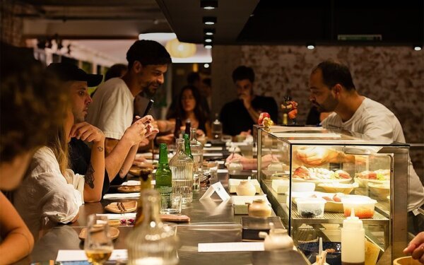 Standing Sushi Bar comemora 1 ano com convidados