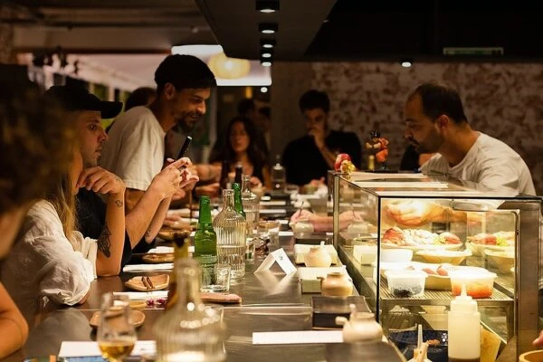 Standing Sushi Bar comemora 1 ano com convidados