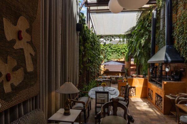 Cinco meses após danos causados por obra vizinha, Ivan Santinho reabre o Quintal da La Cura