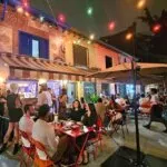 Pinheiros ganha a Adega Habibi, simpático boteco árabe com clima de festa na calçada