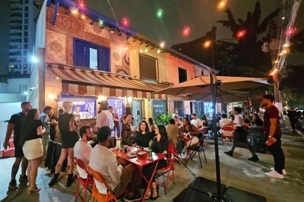 Pinheiros ganha a Adega Habibi, simpático boteco árabe com clima de festa na calçada