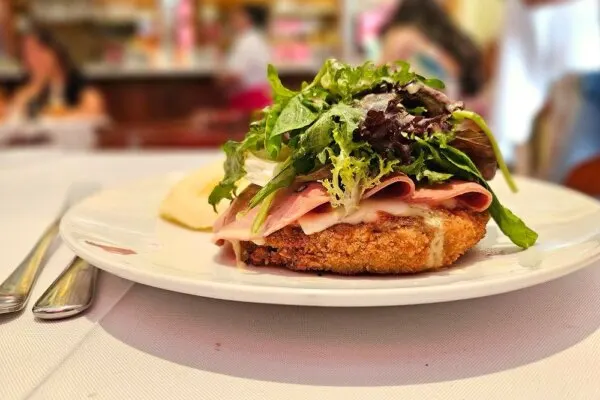 No hypado Horto carioca, Gonza seduz com empanadas, milanesas e clima de bodegón