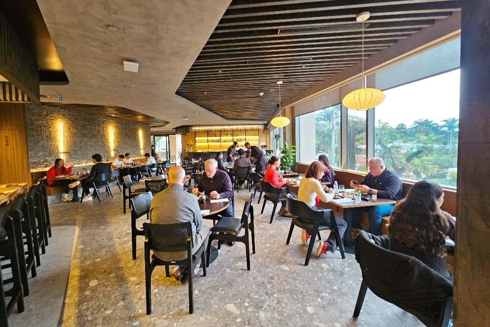 By Koji Jardim Guedala Ambiente — Japonês bom de bola, By Koji inaugura nova e já disputada unidade na Avenida
