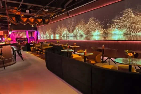 Cortina aposta em videoarte e vira o primeiro ‘bar-de-ver’ de SP