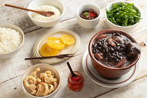 Tacacá na calçada, pato no tucupi e feijoada especial no Tordesilhas