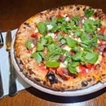 Pivi Pizza Bar leva pizzas criativas e drinques autorais a atraente esquina da Vila Mariana