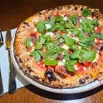Pivi Pizza Bar leva pizzas criativas e drinques autorais a atraente esquina da Vila Mariana