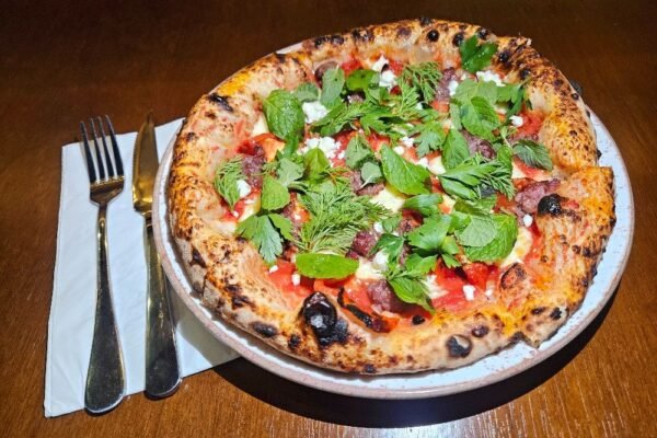 Pivi Pizza Bar leva pizzas criativas e drinques autorais a atraente esquina da Vila Mariana