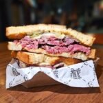 Dias Ferreira, no Leblon, ganha lanchonete com ótimos sanduíches de pastrami e brisket