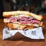 Dias Ferreira, no Leblon, ganha lanchonete com ótimos sanduíches de pastrami e brisket