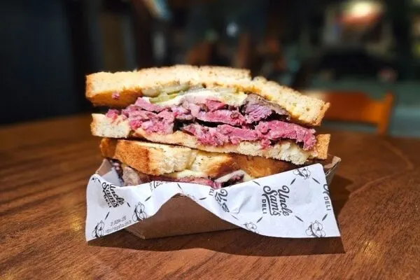 Dias Ferreira, no Leblon, ganha lanchonete com ótimos sanduíches de pastrami e brisket