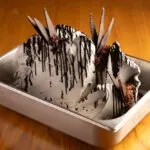 Momo “gelateia” sobremesa de chef com gergelim, missô e shoyu