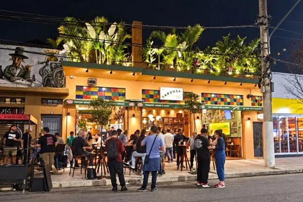 Sardosa Bar estreia na Vila Madalena com ambiente bacana e escorregadas na cozinha