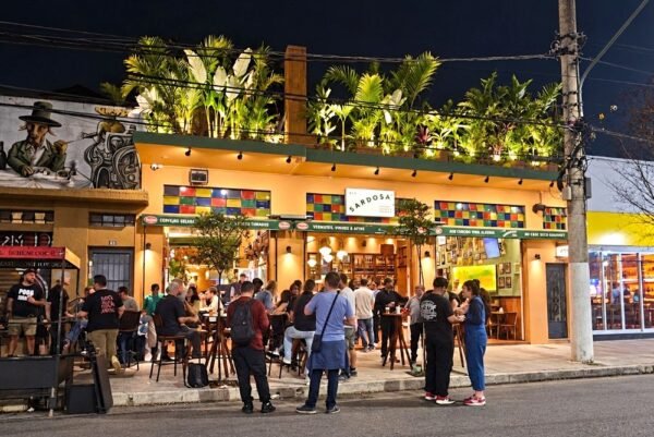 Sardosa Bar estreia na Vila Madalena com ambiente bacana e escorregadas na cozinha