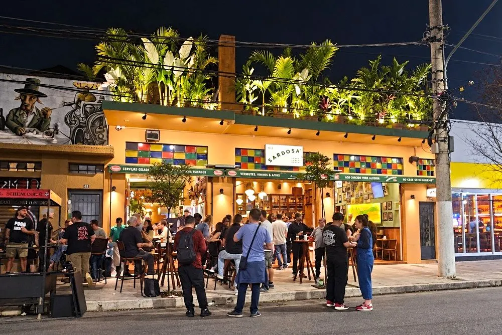 Sardosa Bar estreia na Vila Madalena com ambiente bacana e escorregadas na cozinha
