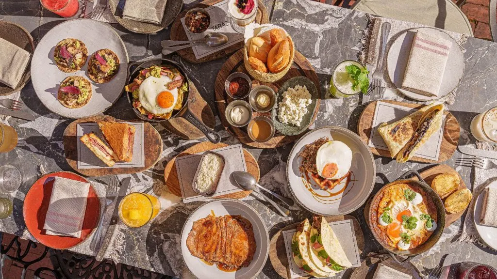 Taraz renova menu e estreia café da manhã de sabores latinos