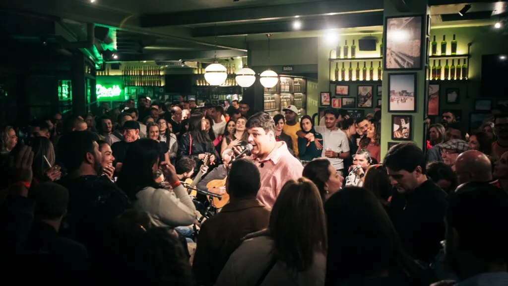 Gabriel da Muda comanda noite de samba no Pirajá Vila Mariana