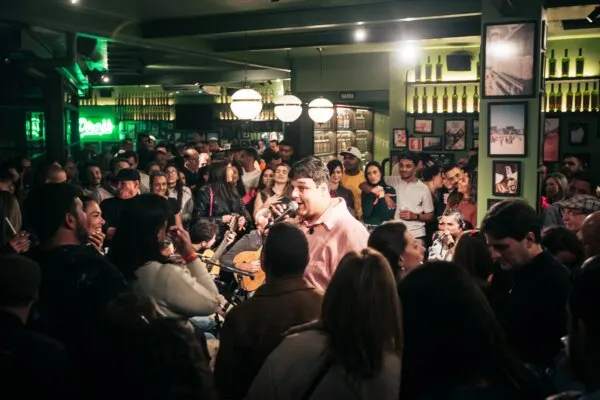 Gabriel da Muda comanda noite de samba no Pirajá Vila Mariana